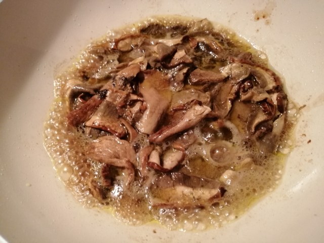 Fettuccine con pesto di noci di Sorrento porcini speck e toma di capra