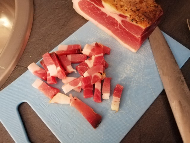 Fettuccine con pesto di noci di Sorrento porcini speck e toma di capra