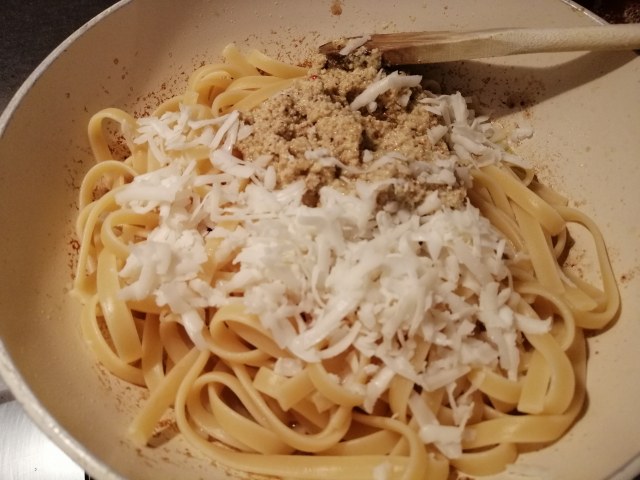 Fettuccine con pesto di noci di Sorrento porcini speck e toma di capra