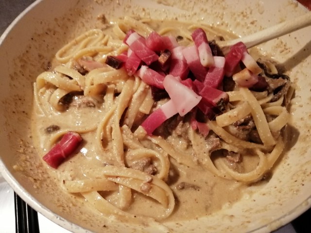 Fettuccine con pesto di noci di Sorrento porcini speck e toma di capra