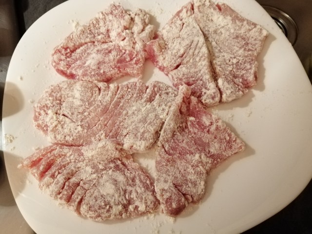 Scaloppine di tonno al bergamotto e bietole a costa rossa ripassate in padella