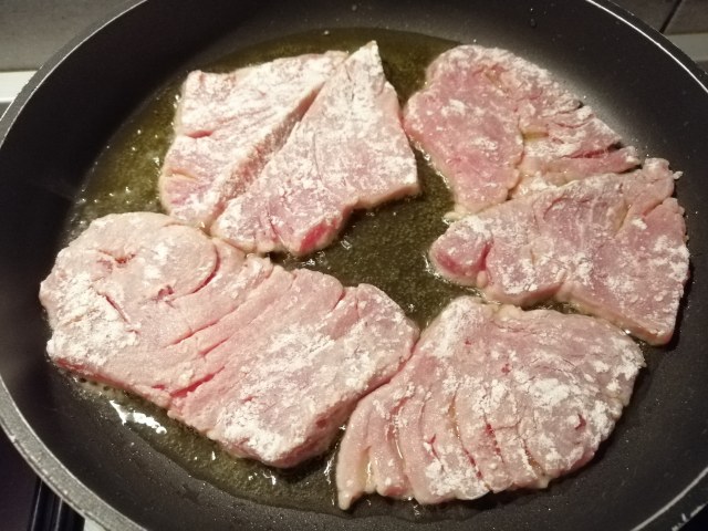 Scaloppine di tonno al bergamotto e bietole a costa rossa ripassate in padella