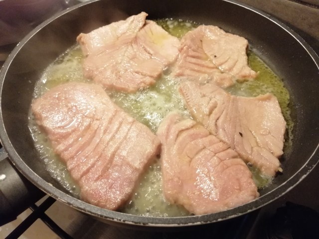 Scaloppine di tonno al bergamotto e bietole a costa rossa ripassate in padella