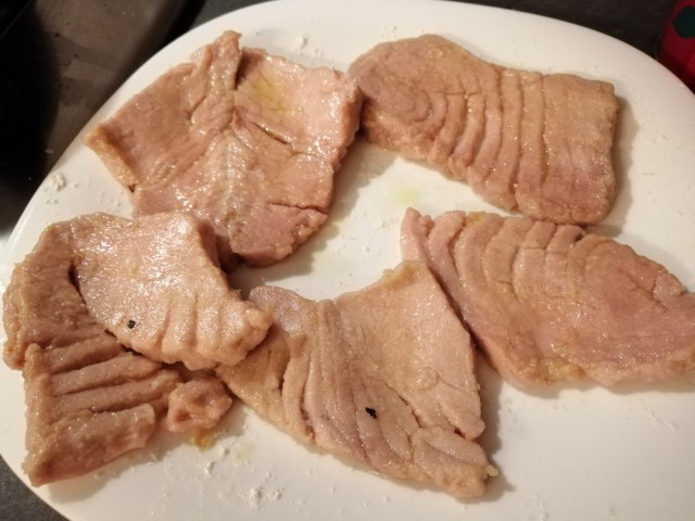 Scaloppine di tonno al bergamotto e bietole a costa rossa ripassate in padella