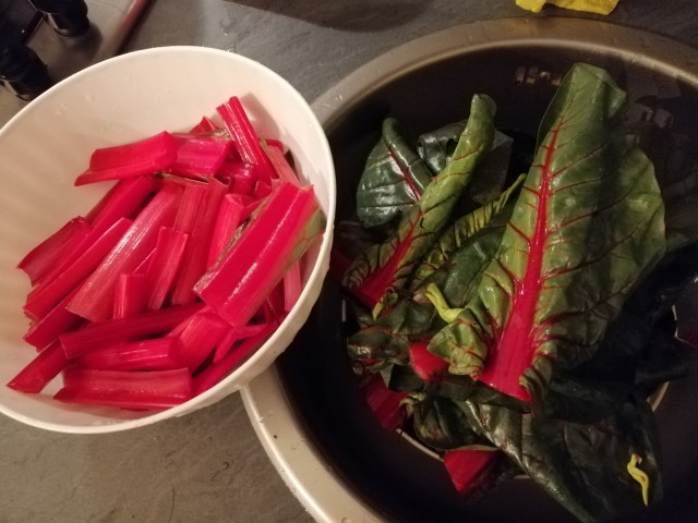 Scaloppine di tonno al bergamotto e bietole a costa rossa ripassate in padella