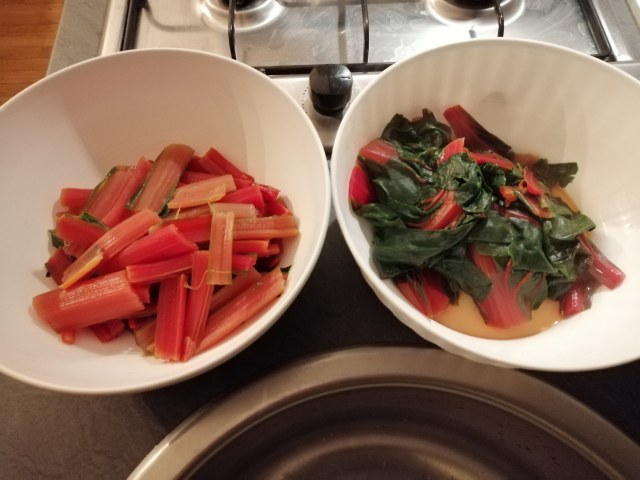 Scaloppine di tonno al bergamotto e bietole a costa rossa ripassate in padella