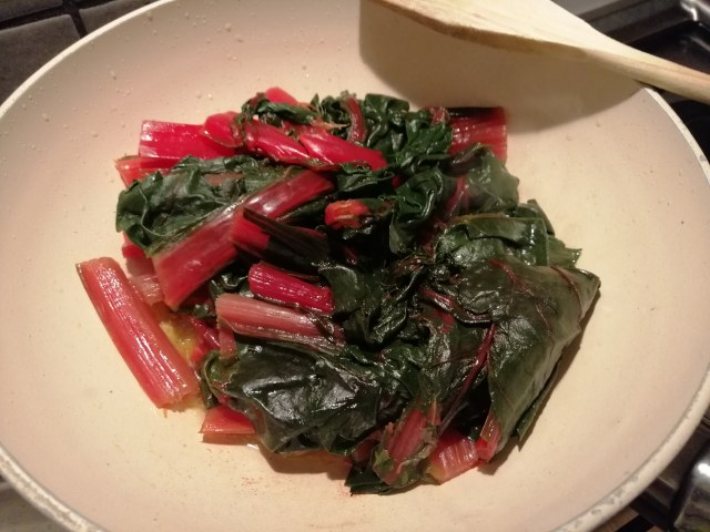 Scaloppine di tonno al bergamotto e bietole a costa rossa ripassate in padella