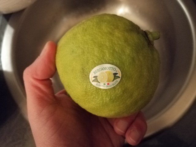 Scaloppine di tonno al bergamotto e bietole a costa rossa ripassate in padella