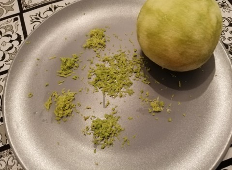 Scaloppine di tonno al bergamotto e bietole a costa rossa ripassate in padella