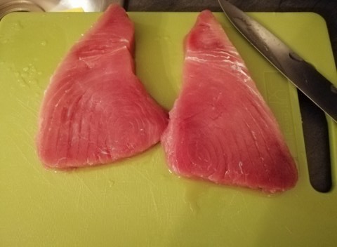 Scaloppine di tonno al bergamotto e bietole a costa rossa ripassate in padella