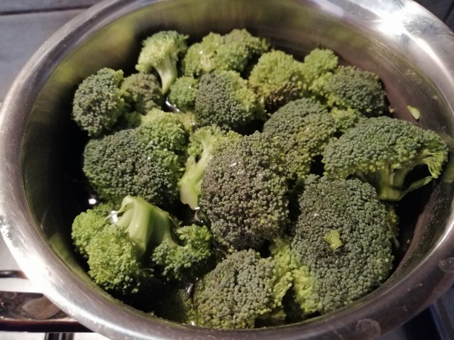 Seppia ripiena di patate e broccoli con hummus di piselli