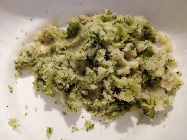 Seppia ripiena di patate e broccoli con hummus di piselli