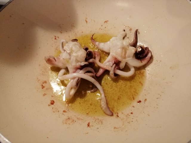 Seppia ripiena di patate e broccoli con hummus di piselli