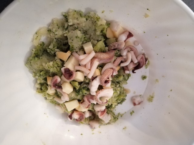 Seppia ripiena di patate e broccoli con hummus di piselli