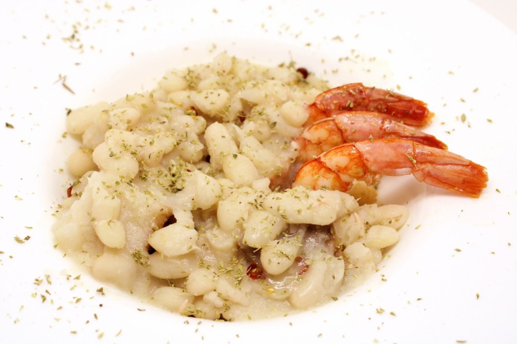 Zuppa di fagioli cannellini con gamberi