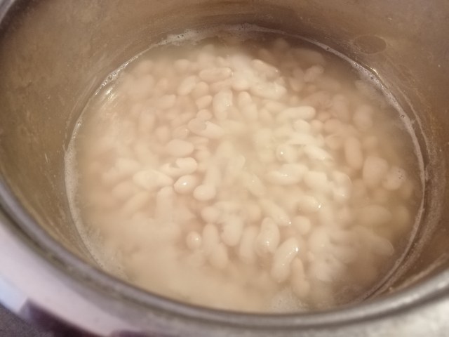 Zuppa di fagioli cannellini con gamberi