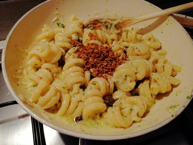 Trottole con baccala mantecato olive taggiasche e crumble di noci