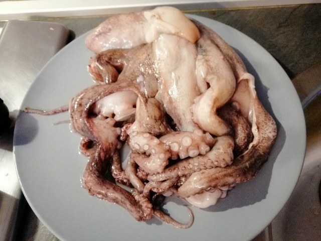 Polpo ammuddicato al pistacchio su crema di cavolfiore verde e gorgonzola