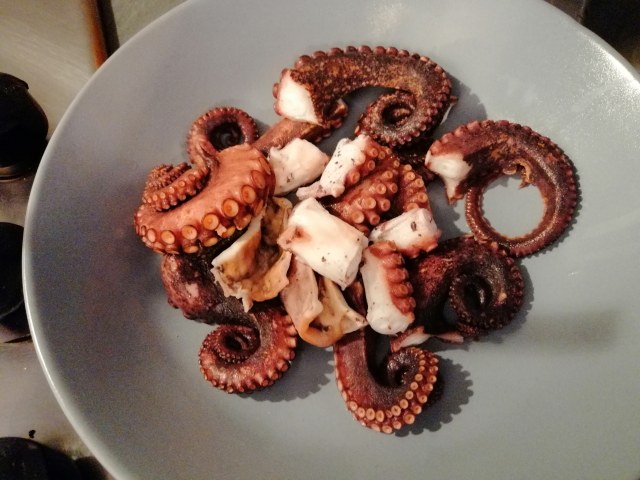 Polpo ammuddicato al pistacchio su crema di cavolfiore verde e gorgonzola