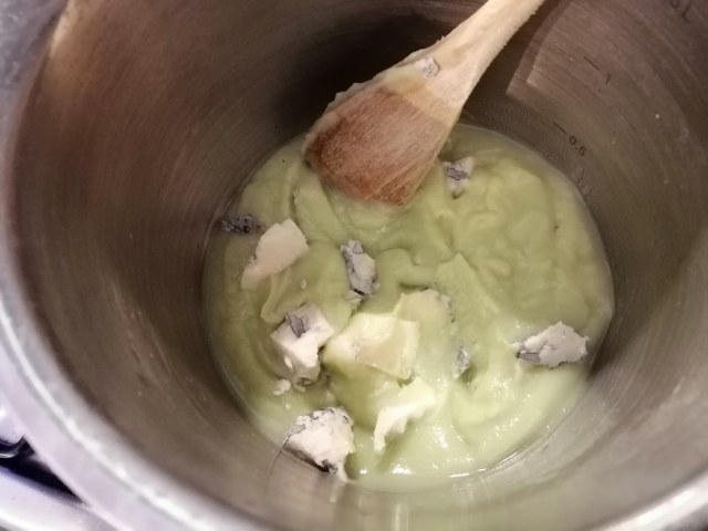 Polpo ammuddicato al pistacchio su crema di cavolfiore verde e gorgonzola