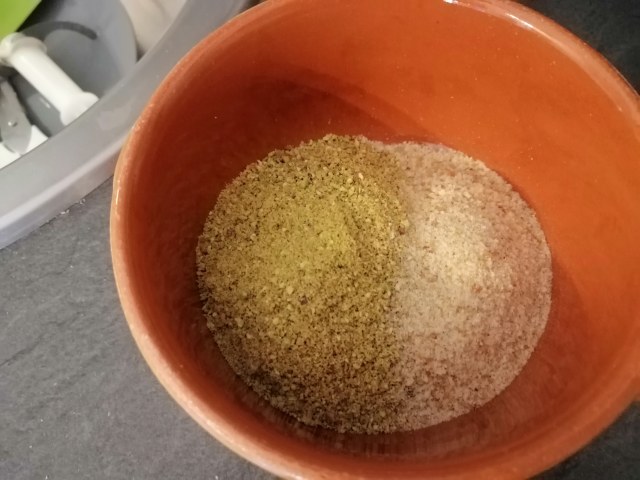 Polpo ammuddicato al pistacchio su crema di cavolfiore verde e gorgonzola