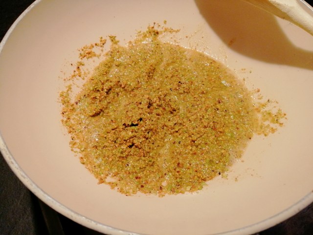 Polpo ammuddicato al pistacchio su crema di cavolfiore verde e gorgonzola