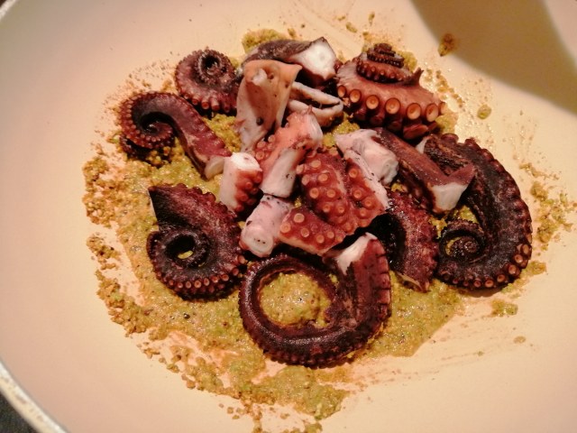 Polpo ammuddicato al pistacchio su crema di cavolfiore verde e gorgonzola