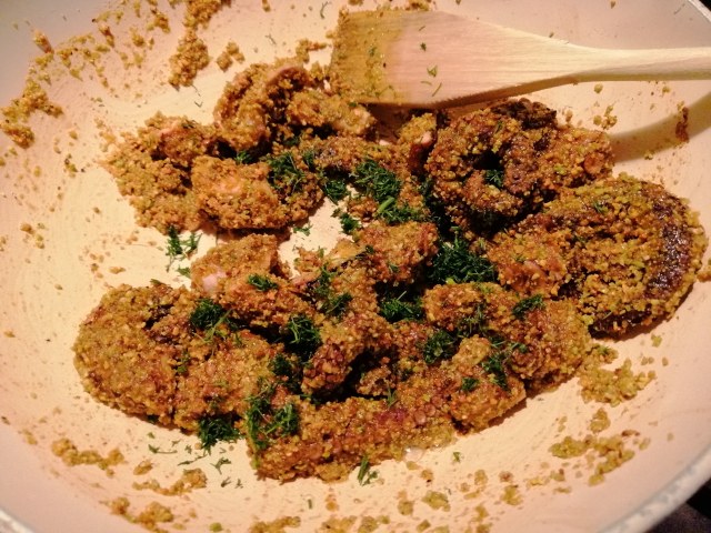 Polpo ammuddicato al pistacchio su crema di cavolfiore verde e gorgonzola