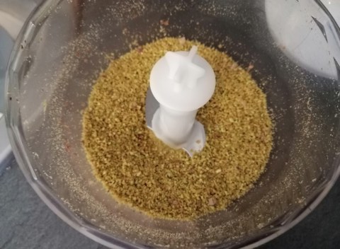 Polpo ammuddicato al pistacchio su crema di cavolfiore verde e gorgonzola