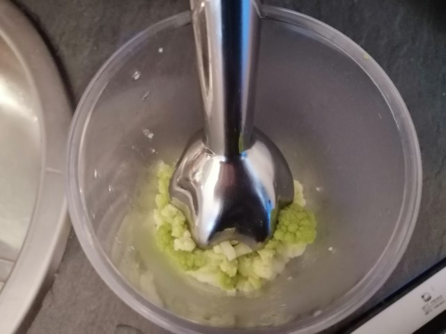 Polpo ammuddicato al pistacchio su crema di cavolfiore verde e gorgonzola