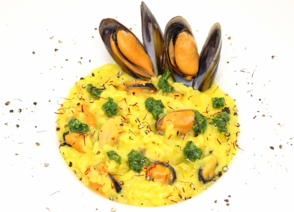 Risotto allo zafferano con cozze e gremolada