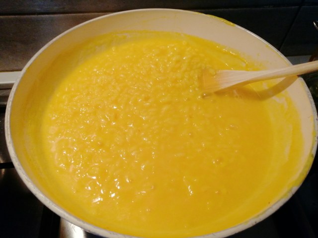 Risotto allo zafferano con cozze e gremolada