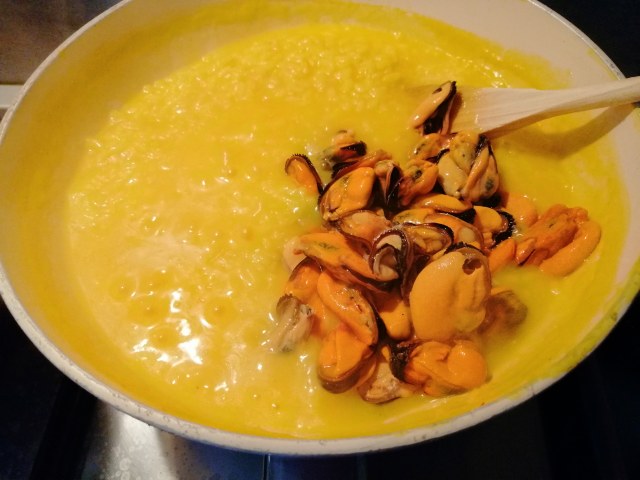 Risotto allo zafferano con cozze e gremolada