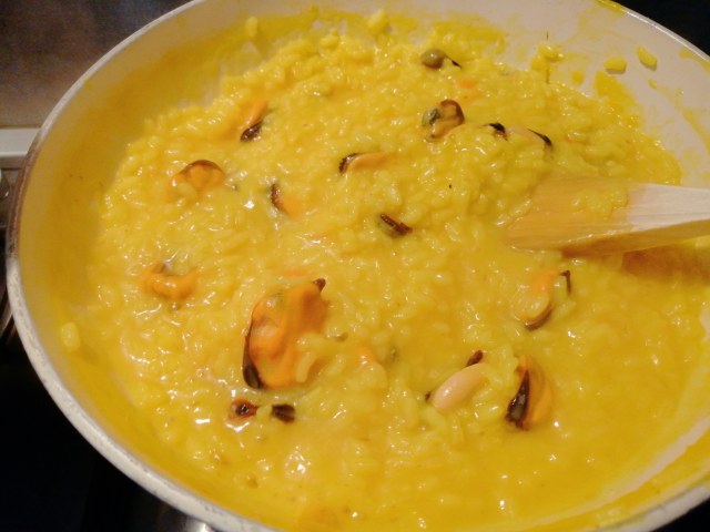 Risotto allo zafferano con cozze e gremolada
