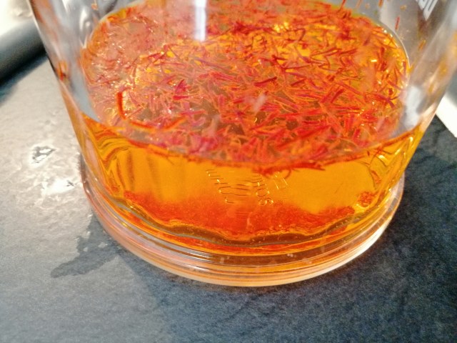 Risotto allo zafferano con cozze e gremolada