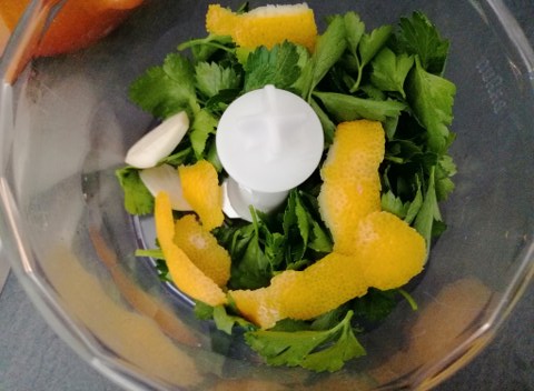 Risotto allo zafferano con cozze e gremolada