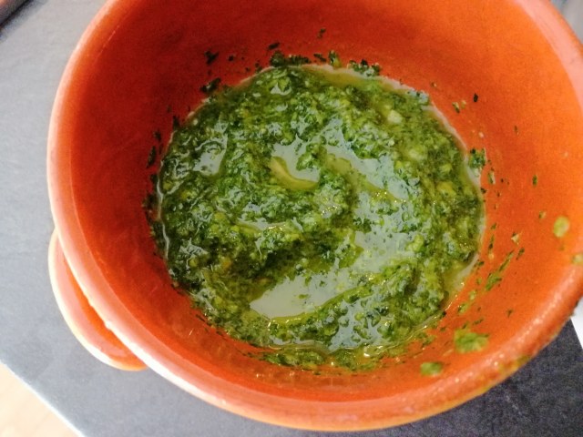 Risotto allo zafferano con cozze e gremolada