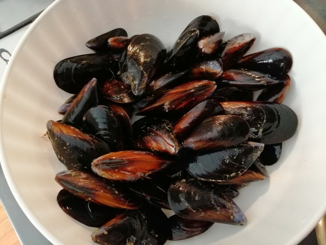 Risotto allo zafferano con cozze e gremolada