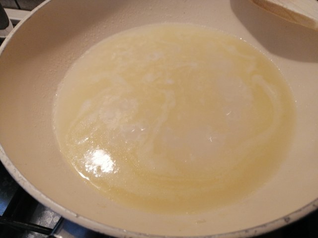 Risotto allo zafferano con cozze e gremolada