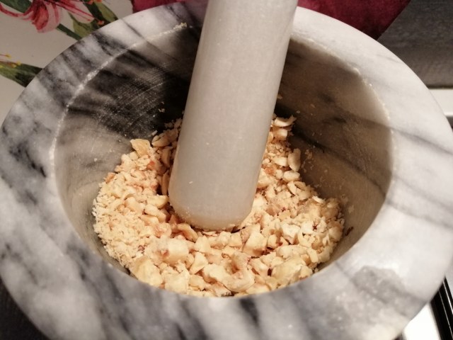 Mezze maniche con asparagi guanciale formaggio di capra e nocciole