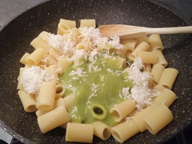 Mezze maniche con asparagi guanciale formaggio di capra e nocciole