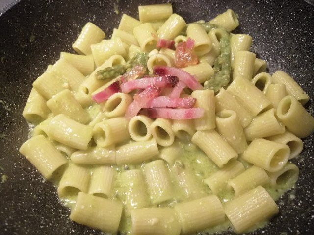 Mezze maniche con asparagi guanciale formaggio di capra e nocciole