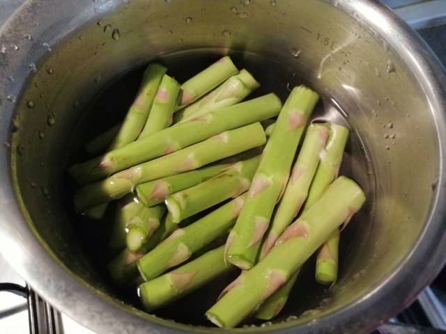 Mezze maniche con asparagi guanciale formaggio di capra e nocciole