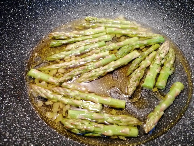 Mezze maniche con asparagi guanciale formaggio di capra e nocciole