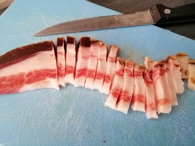 Mezze maniche con asparagi guanciale formaggio di capra e nocciole