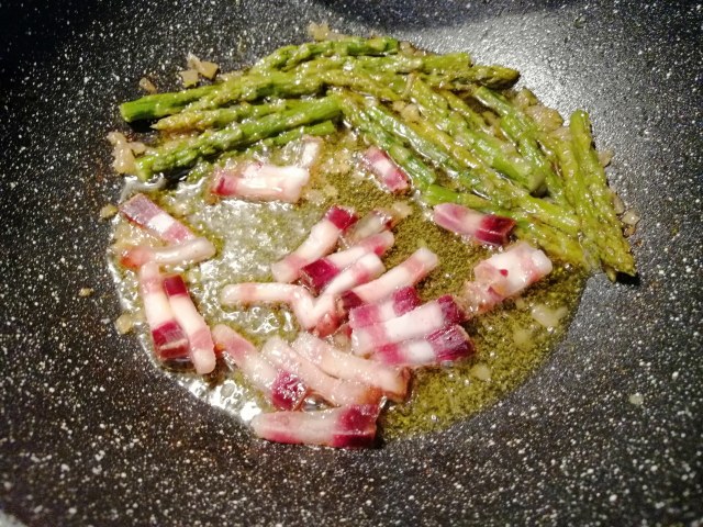 Mezze maniche con asparagi guanciale formaggio di capra e nocciole