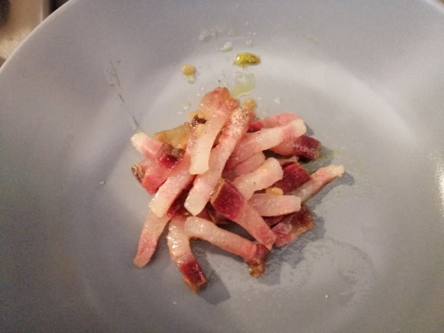 Mezze maniche con asparagi guanciale formaggio di capra e nocciole