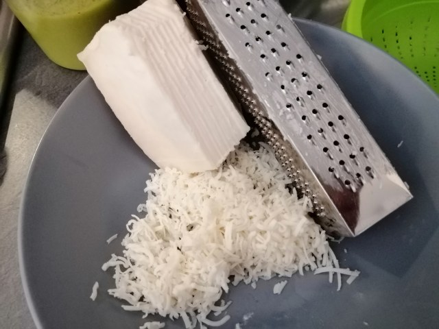 Mezze maniche con asparagi guanciale formaggio di capra e nocciole