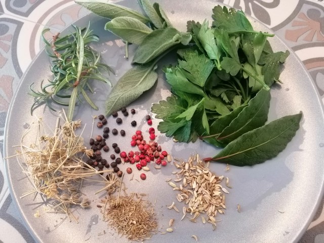 Salmone alla piastra marinato all'india pale ale su pure di patate e piselli