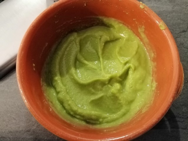 Salmone alla piastra marinato all'india pale ale su pure di patate e piselli